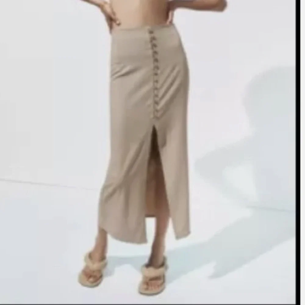 ZARA STRETCH ECRU
SLIT Button Straight Khaki Linen
SKIRT MIDI RARE - Picture 2 of 7